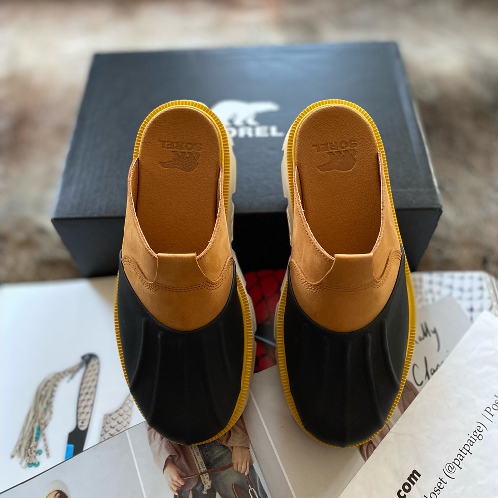 Sorel Two-Tone Black and Tan Mule Clogs with Yellow Trim - Picture 10 of 16